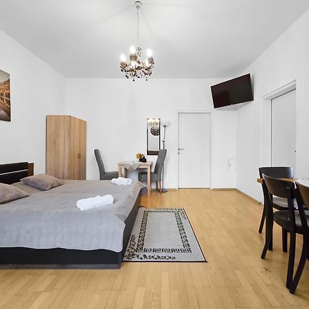 Three King-Size Beds, Three Bedrooms Виена Екстериор снимка
