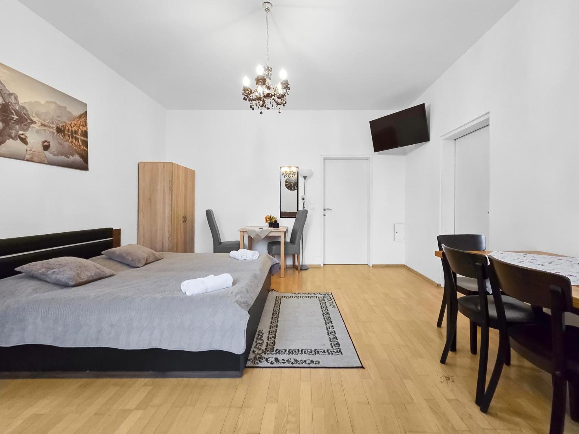 Three King-Size Beds, Three Bedrooms Виена Екстериор снимка