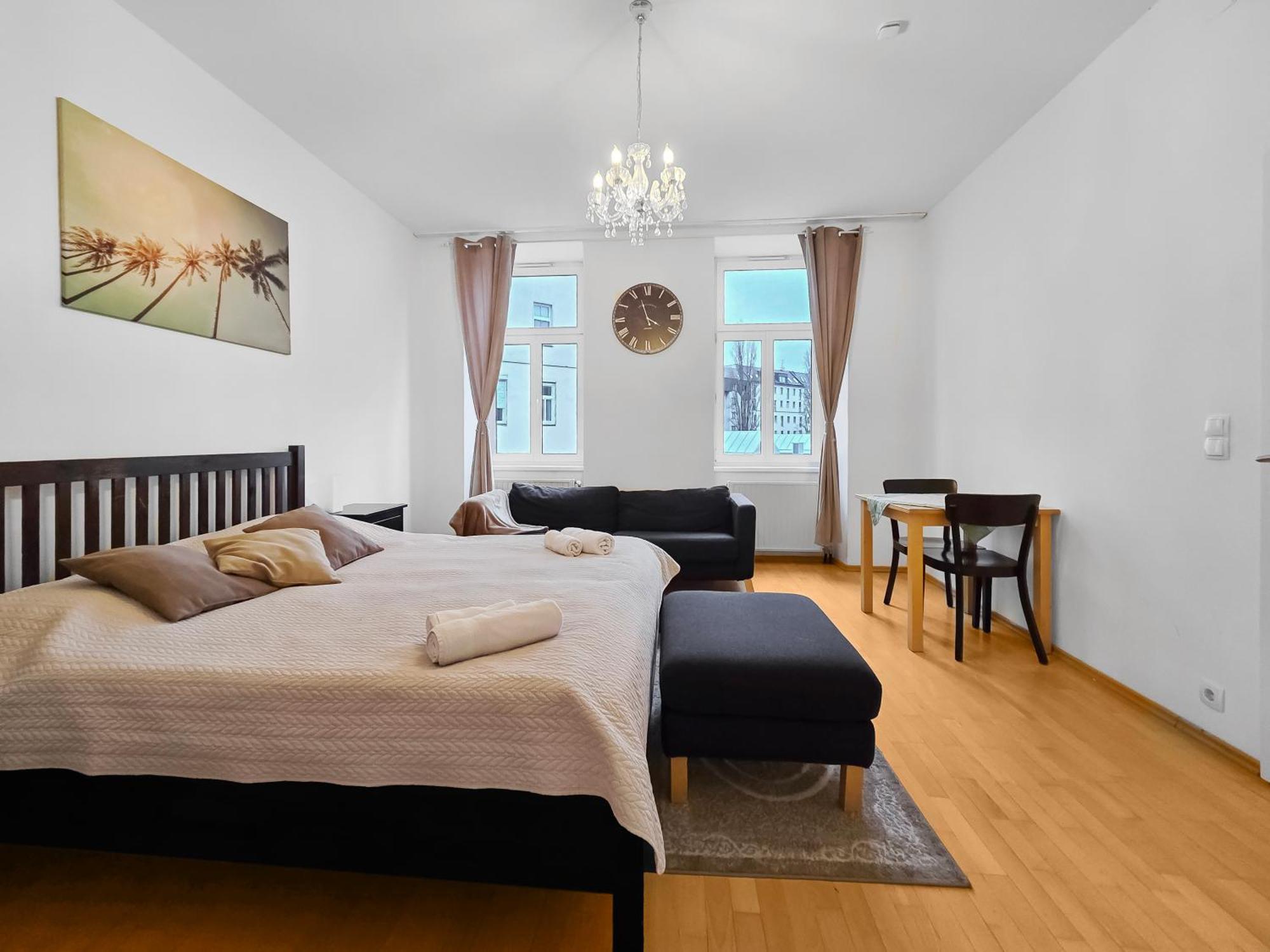 Three King-Size Beds, Three Bedrooms Виена Екстериор снимка