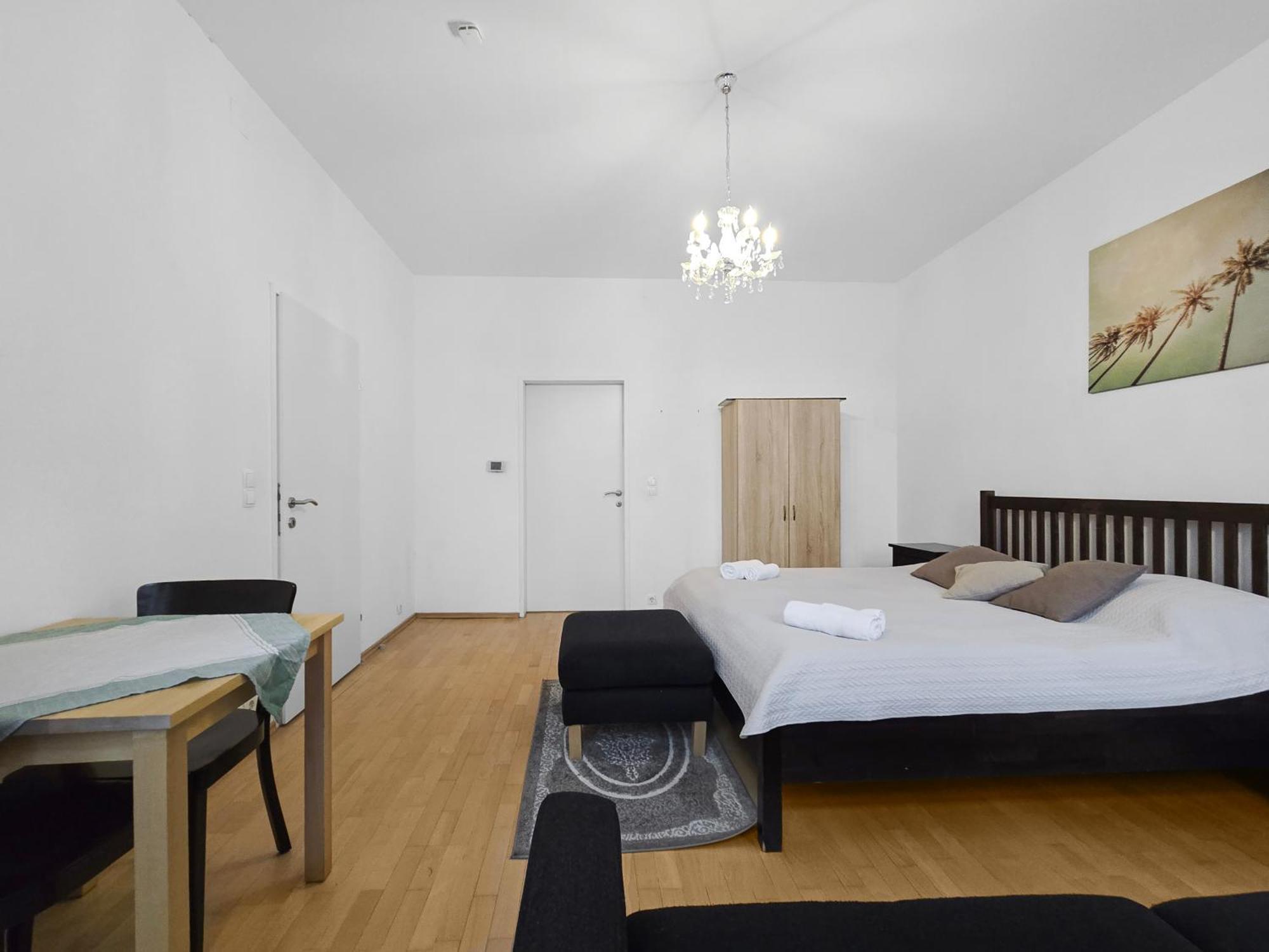 Three King-Size Beds, Three Bedrooms Виена Екстериор снимка